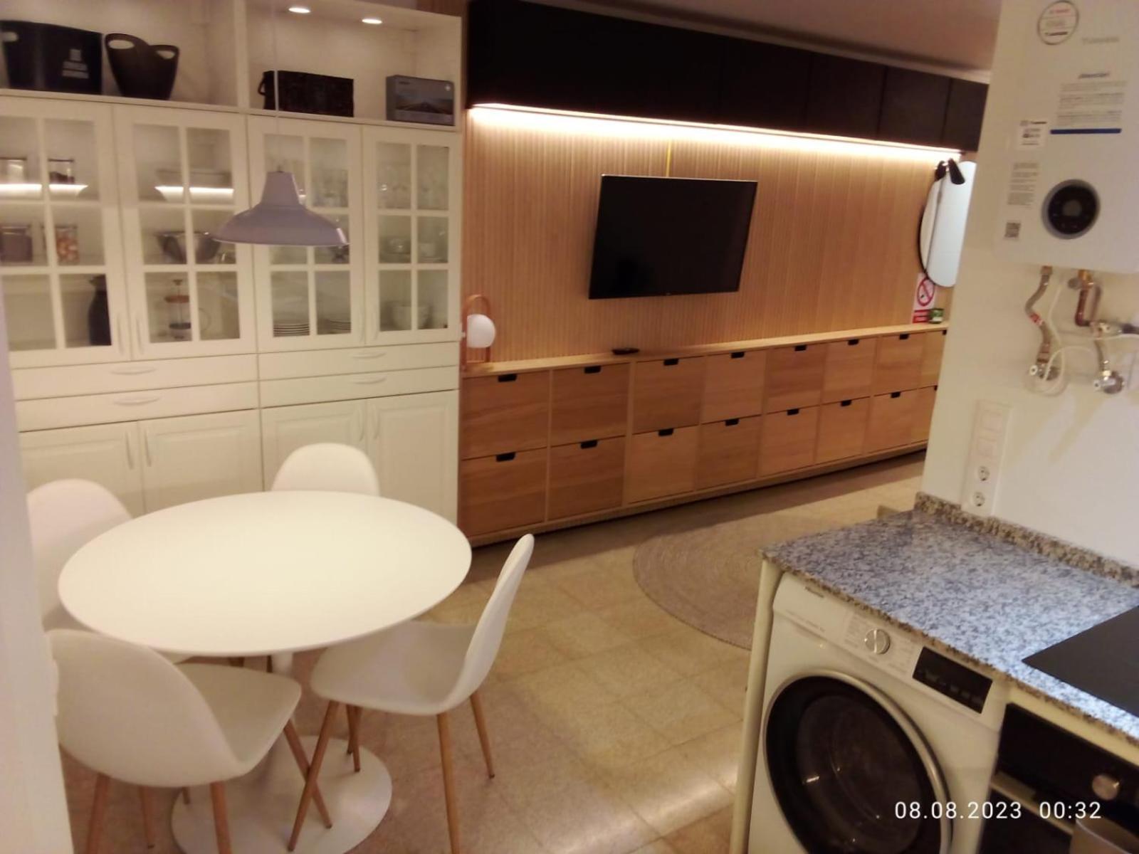 2 Bedroom Large Modern In Old Town 50m From The Beach! *